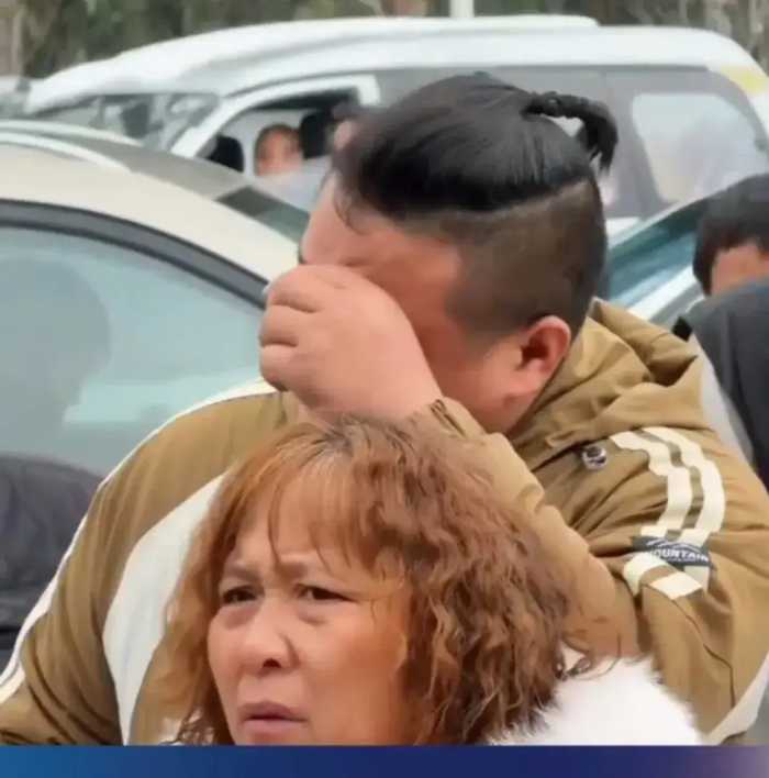 男子在湖南高速被堵了50多小时，崩溃大哭。多条路段拥堵严重