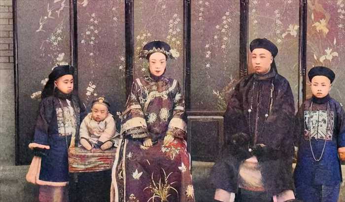 末代皇帝溥仪家族旧照：图一是他亲生父母，婉容长相堪比绝世佳人