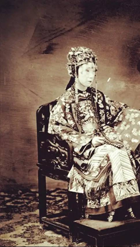 末代皇帝溥仪家族旧照：图一是他亲生父母，婉容长相堪比绝世佳人