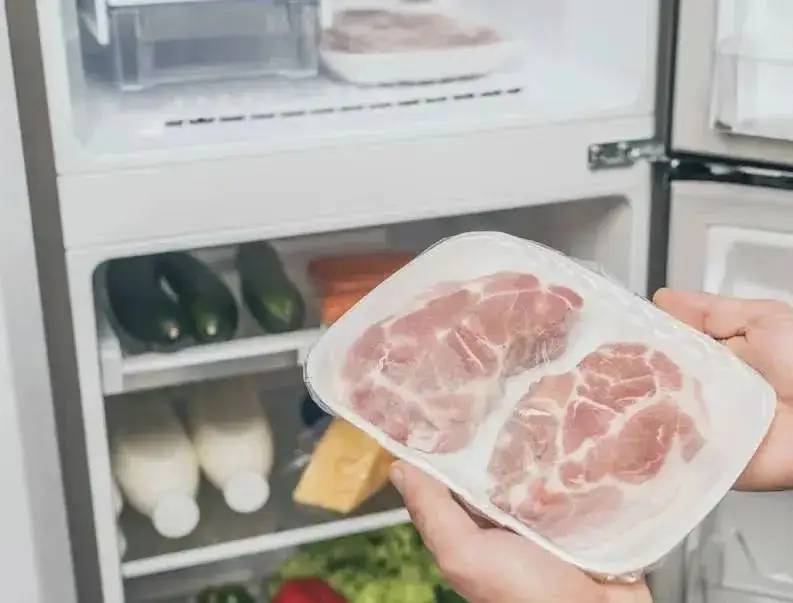刚从冰箱拿出的肉，直接用水泡就废了！教你这一招，和鲜肉一样！