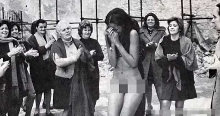 罕见历史老照片：赤身裸体的乌克兰女俘，被大兵强行糟蹋的名媛！